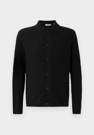 Zwarte gebreide cardigan met een textuurpatroon, knoopsluiting aan de voorkant, kraag en ribgebreide manchetten en zoom. Heeft een afgeronde zoom voor een relaxte pasvorm.