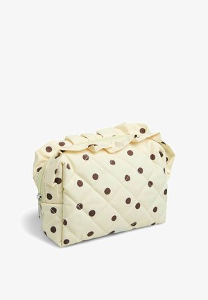 Bolsa de cosméticos acolchada de color crema con lunares marrones, borde superior fruncido y cierre con cremallera, situada sobre un fondo blanco.