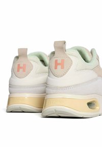 Sneakers met een gladde witte bovenkant met pastelgroene accenten, suède details en een lichtgele zool. 'H' logo op de hieltab.