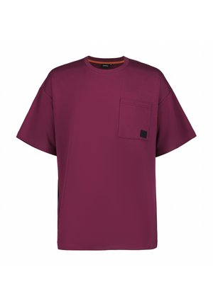 Maroon oversize t-shirt lavet af glat stof, med en enkelt brystlomme og en kontrasterende detalje ved den indvendige halsudskæring.