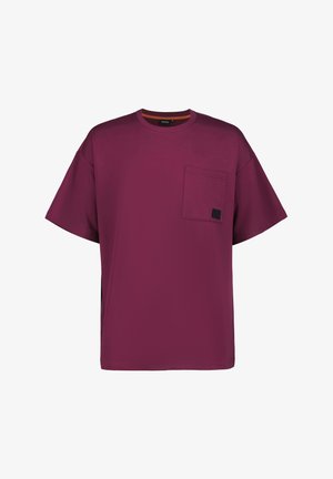 Bordeaux oversized t-shirt gemaakt van gladde stof, met een enkele borstzak en een contrasterende afwerking aan de binnenkant van de hals.