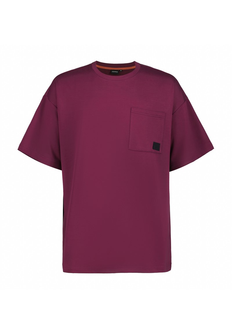 Bordeaux oversized t-shirt gemaakt van gladde stof, met een enkele borstzak en een contrasterende afwerking aan de binnenkant van de hals.