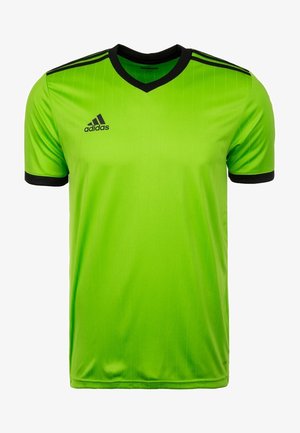 Grøn Adidas sportstrøje med sorte detaljer. V-hals design, korte ærmer og lodrette striber på stoffet. Letvægtsmateriale.