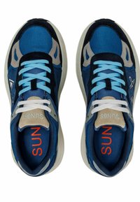Scarpe da ginnastica blu con tomaia in rete e camoscio, caratterizzate da un accento contrastante in tan e grigio, lacci blu chiaro e un'etichetta interna arancione brillante.