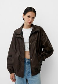 Bershka OVERSIZE  - Veste en similicuir - dark brown
