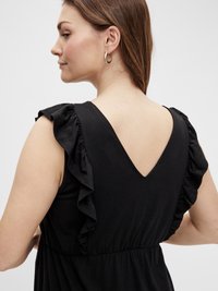 Črna obleka z V-izrezom na hrbtu, z nabranimi rokavi in zbranim pasom. Mehka, gladka tkanina in minimalističen dizajn.