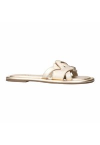 Gouden slidesandalen met een geweven bandontwerp, een gladde afwerking en een platte zool. De banden hebben een lichte glans met accentstiksels.