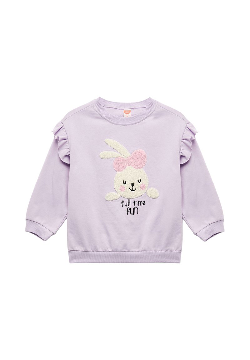 Felpa lilla con maniche a volantino, caratterizzata da un morbido coniglio bianco con un fiocco rosa e la scritta "divertimento a tempo pieno" in nero sotto.