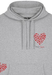 Sudadera gris hecha de una tela suave, con patrones en forma de corazón rojo y el texto "SWEET heart" en negro, ubicado en la parte delantera.