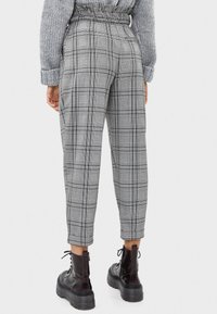 Bershka Tygbyxor - light grey