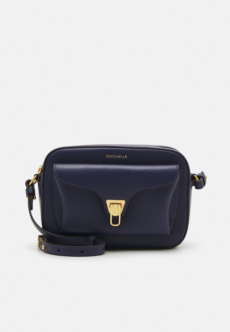 Dunkelblaues Leder-Crossbody-Bag mit strukturiertem Finish, goldfarbener Beschlag, Vordertasche und verstellbarem Trageriemen. Markenlogo sichtbar.