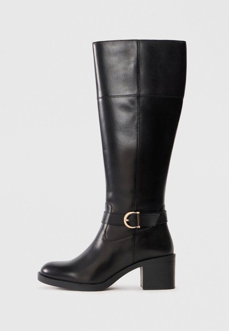 Czarna skórzana botków do kolan z zaokrąglonym czubkiem, słupkiem i paskiem wokół kostki z okrągłą złotą klamrą. Gładka textura.