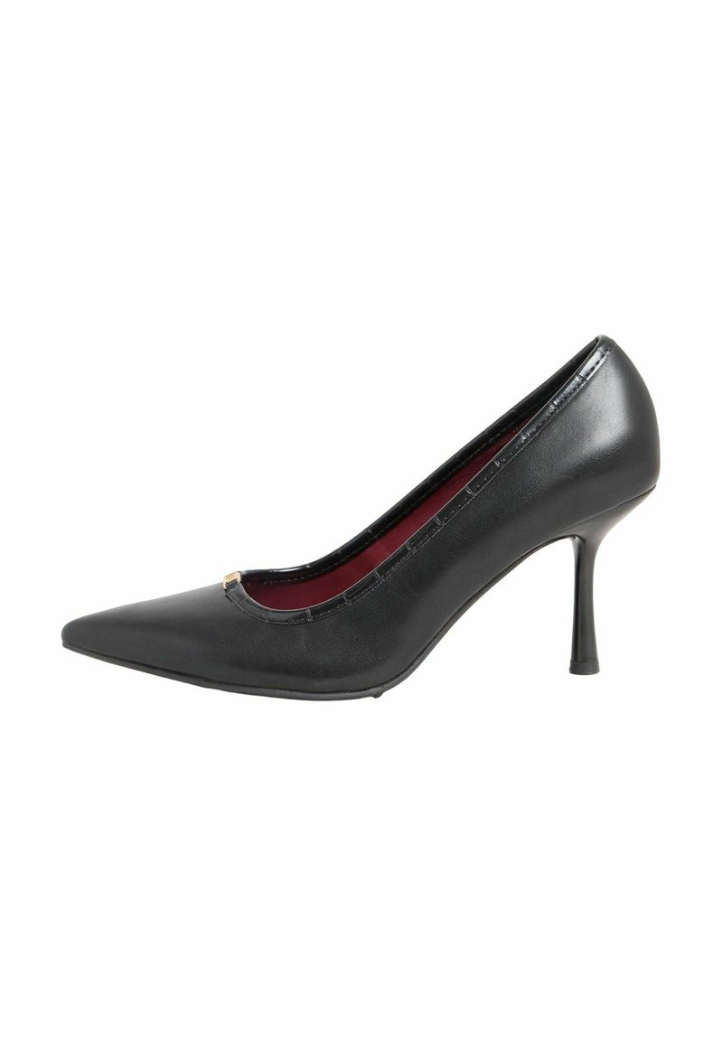 Černá kůže vysoká jehla s hladkým povrchem a lesklým finišem, s výřezem a štíhlým stiletto podpatkem.