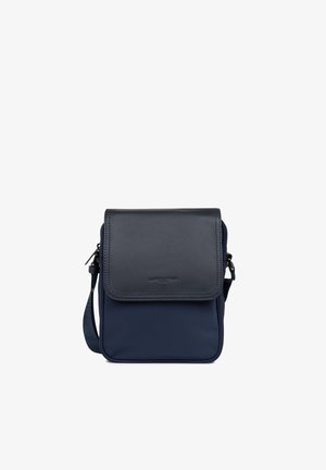 Sac bandoulière marine avec un rabat en cuir et un corps en tissu, doté d'une sangle ajustable et d'un logo embossé à l'avant.