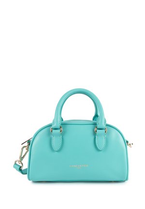 Sac à main en cuir turquoise avec une forme arrondie, double anses supérieures, bandoulière amovible, logo doré et texture lisse.
