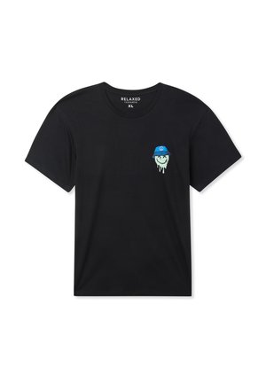 Maglietta in cotone nera con design rilassato, caratterizzata da una piccola grafica verde e blu di un volto che gocciola, con un cappello blu, sul lato sinistro del petto.