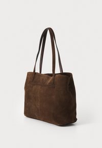Borsa tote in suede marrone con due lunghe maniglie in pelle, una forma rettangolare semplice e un sottile dettaglio di cucitura sulla parte frontale.
