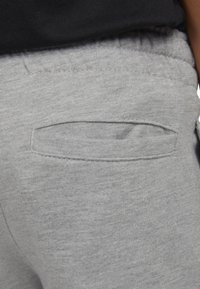 Nike Sportswear CLUB SHORT - Verryttelyhousut - grey heather