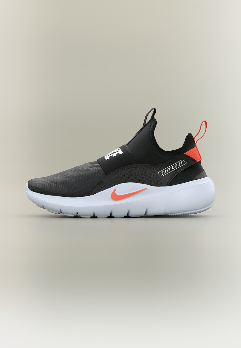Μαύρο και πορτοκαλί αθλητικό παπούτσι slip-on με λευκή σόλα, το λογότυπο Nike και το κείμενο "Just Do It" στη πλευρά και στο μπροστινό λουράκι.
