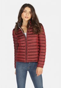 Sélectionné, bordeaux titane