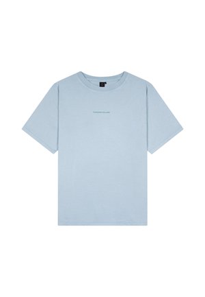 Lichtblauw T-shirt met korte mouwen met kleine gecentreerde tekst "TOMORROWLAND" op de borst en een ronde halslijn.