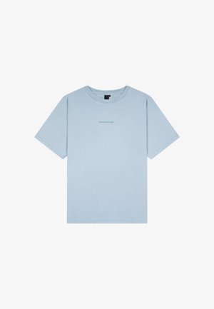 Lichtblauw T-shirt met korte mouwen met kleine gecentreerde tekst "TOMORROWLAND" op de borst en een ronde halslijn.