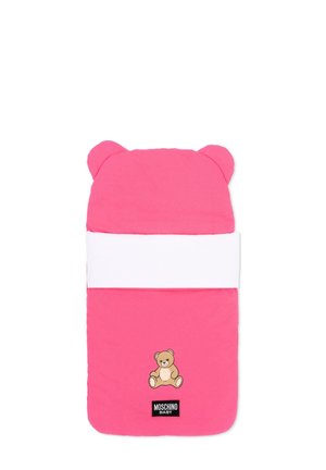 Sacco nanna per neonati di colore rosa acceso con orecchie da orso, grafica di orsetto, dettaglio banda bianca e patch logo Moschino Baby nero sul fondo.