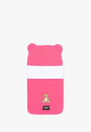 Jasnoróżowy śpiworek dla dzieci z uszami misia, grafiką misia pluszowego, białym paskiem i czarną naszywką z logo Moschino Baby na dole.
