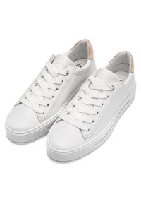 Witte leren sneakers met dikke zolen en beige hielaccenten, voorzien van witte veters en een ronde neus.