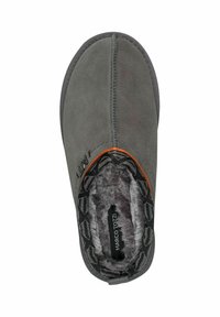 Pantoufle grise avec un intérieur doux et duveteux. Présente une forme arrondie et une bordure orange contrastante le long de l'ouverture. Extérieur texturé avec des détails cousus.