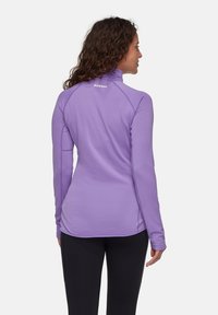 Lila langärmeliges Sportoberteil mit hohem Kragen, strukturiertem Stoff und flachen Nähten. Mit Logo auf dem Rücken und taillierter Passform.