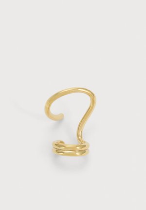 Un ear cuff en or poli, avec une boucle ouverte incurvée et deux bandes superposées, sur un fond blanc uni.