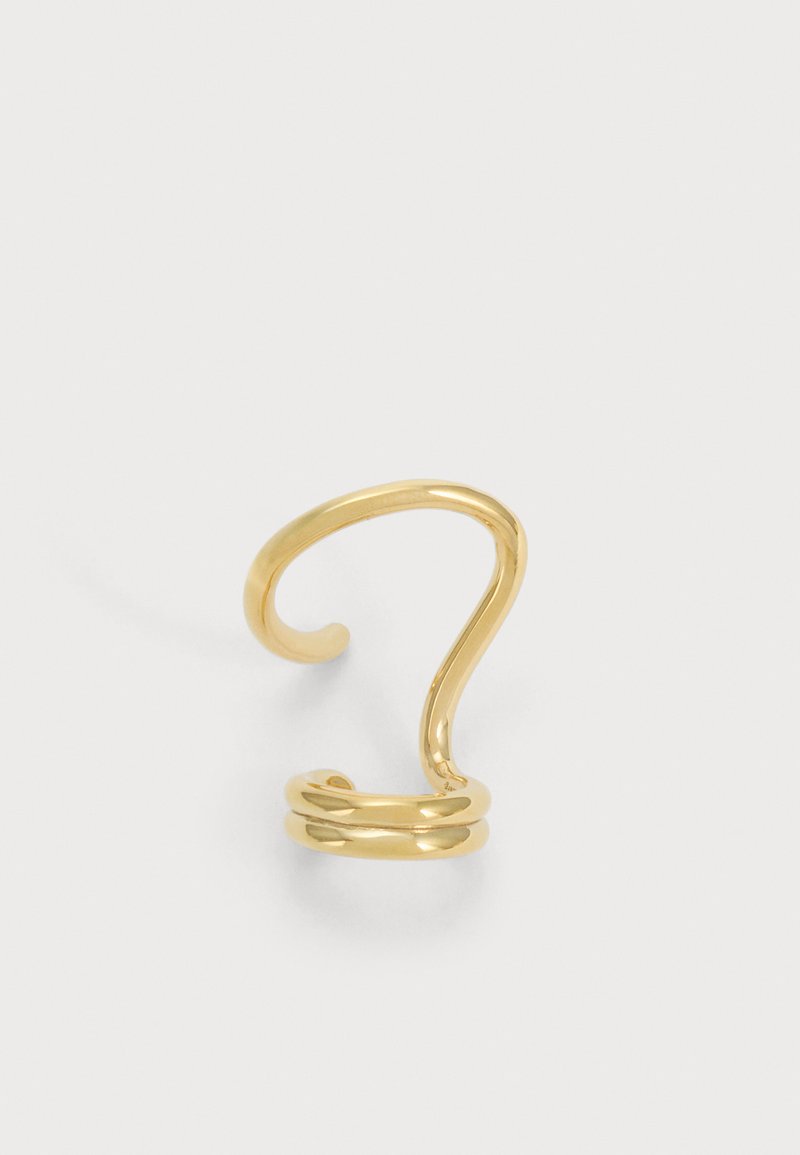 Un ear cuff en or poli, avec une boucle ouverte incurvée et deux bandes superposées, sur un fond blanc uni.