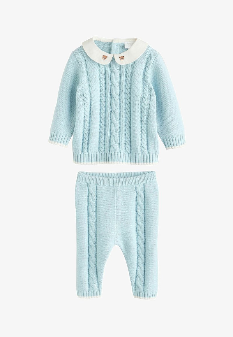 Lyseblåt strikket babyoutfit med langærmet sweater med kabelstrikmønster og hvid rund krave med bamsebroderi samt matchende bukser.