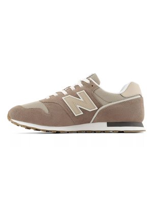 Baskets New Balance beige et marron clair avec panneaux en daim et en mesh, lacets blancs, semelle rembourrée et semelle extérieure en caoutchouc, vue de côté.