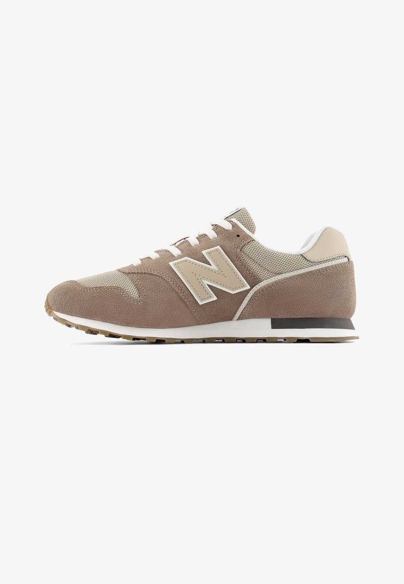 Zapatilla New Balance beige y marrón claro con paneles de ante y malla, cordones blancos, suela acolchada y suela de goma con dibujo, vista lateral.