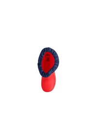 Chaussures rouges avec un bout arrondi et un revers en élastique bleu marine. Texture lisse avec un design flexible, adapté à un usage intérieur ou extérieur.