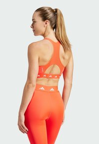 adidas Performance POWERREACT MEDIUM-SUPPORT TECHFIT - Sports-BH-er med medium støtte - bright red