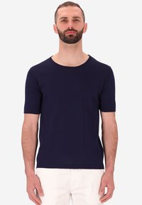 T-shirt blu navy a maniche corte realizzata in morbido cotone con scollatura rotonda; design semplice, senza motivi o dettagli.