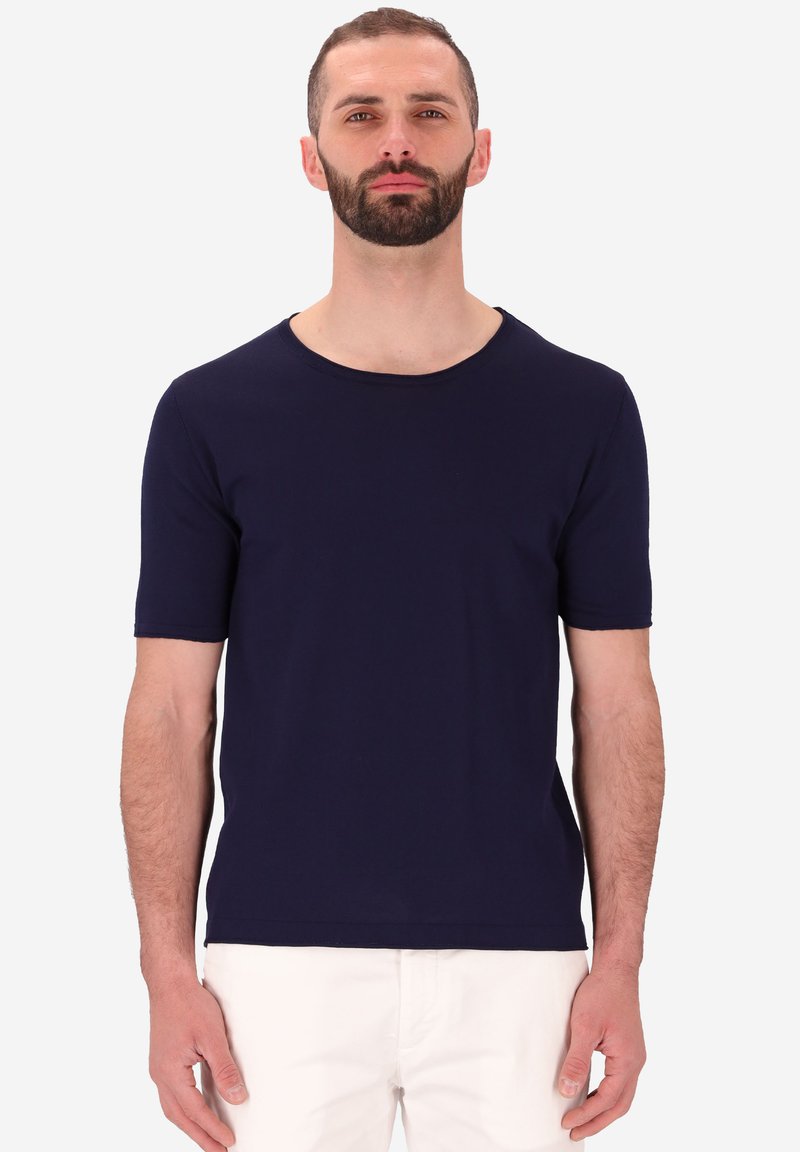 T-shirt blu navy a maniche corte realizzata in morbido cotone con scollatura rotonda; design semplice, senza motivi o dettagli.