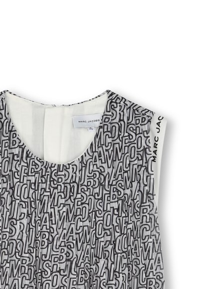 Haut sans manches blanc avec un imprimé de lettres noires superposées. Fini avec une petite étiquette qui indique "MARC JACOBS" sur l'épaule.