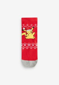 Calzini rossi con un giocoso Pikachu in cappello da Babbo Natale, caratterizzati da motivi di fiocchi di neve bianchi e una punta grigia. Materiale in cotone, texture liscia.