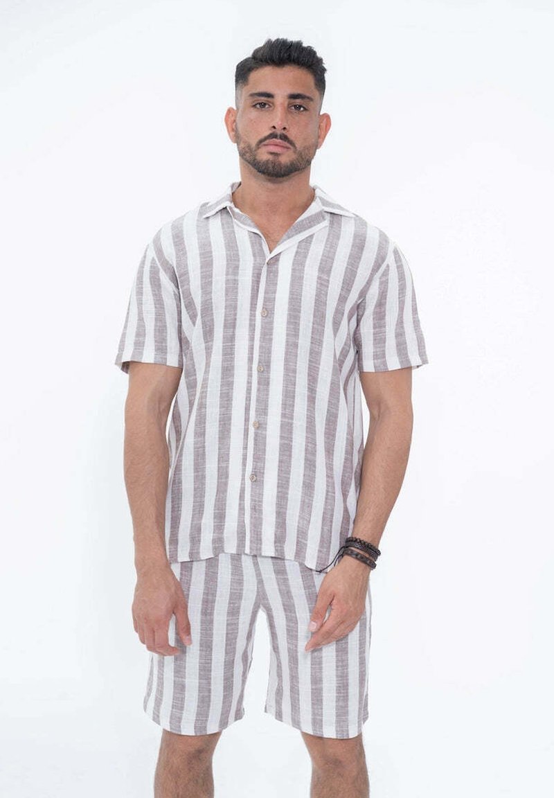 Ensemble de chemise à col et à manches courtes pour homme et de short en rayures verticales beiges et blanches, fabriqué en tissu léger avec une fermeture à boutons.