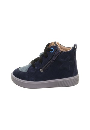 Marineblaue Wildleder-Hochtop-Sneakers mit einer grauen strukturierten Zehenkappe, schwarzen Schnürsenkeln, seitlichem Reißverschluss und einem Sternemblem-Akzent.
