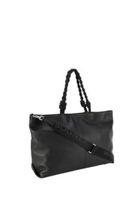 Sac fourre-tout en cuir noir avec des poignées tressées et une bandoulière amovible. Présente une surface texturée et une bandoulière à logo imprimé pour l'accent.