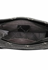 Interno della borsa nera testurizzata con rivestimento liscio grigio e una tasca con zip. Accenti a motivo in grigio e bianco. Chiusura con zip visibile.