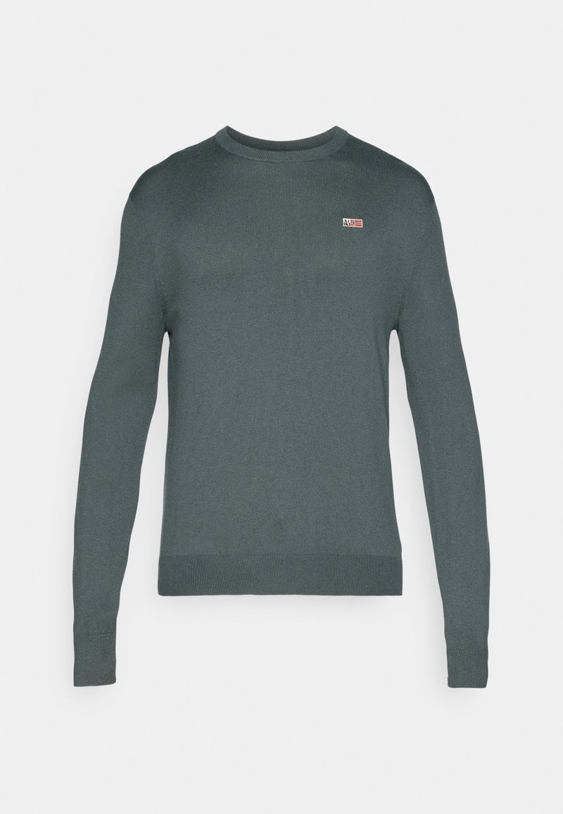 Pull en maille vert foncé avec des manches longues, un col rond, des poignets côtelés et un petit patch logo sur la poitrine.