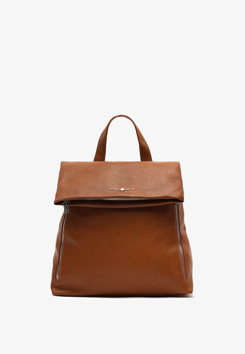 Sac à dos en cuir marron avec un rabat repliable, une poignée supérieure et des accents de fermeture éclair en argent des deux côtés. Surface texturée avec de subtils détails en forme d'étoile.