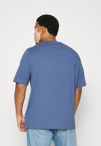 Tommy Hilfiger LOGO TEE - T-shirt estampada - faded indigo