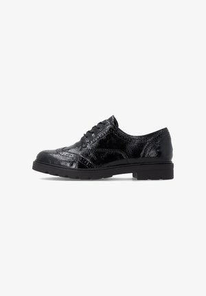 Chaussure à lacets en cuir noir brillant avec détails brogue et semelle épaisse en caoutchouc, vue de côté sur fond blanc.